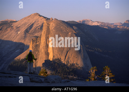 Escursionista guardando verso mezza cupola da Sentinel Dome, Yosemite National Park, California, Stati Uniti d'America Foto Stock