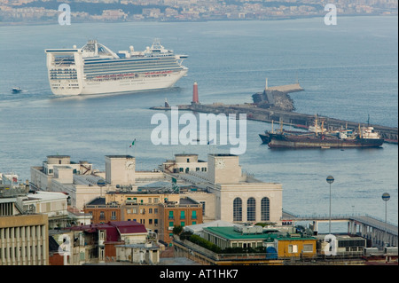 L'Europa, Italia, Campania, Napoli: la nave di crociera partenza dal porto di Napoli dal Vomero colline / giorno Foto Stock