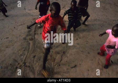 I giovani della Gambia i bambini a giocare a calcio in Bakau Gambia Africa occidentale Foto Stock