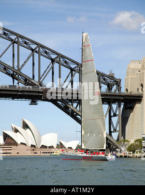 Il Racing Yacht Avena selvatica si prepara a passare sotto il Ponte del Porto di Sydney Sydney Australia Foto Stock