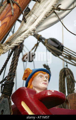 Una riproduzione square rigger nave in porto a Nelson Bay NSW Australia Pic mostra la polena sulla prua Foto Stock