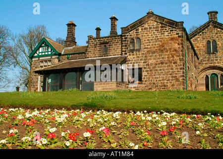 Il Abbey House Museum costruito sul sito di the gatehouse dell Abbazia di Kirkstall vicino al centro cittadino di Leeds Foto Stock