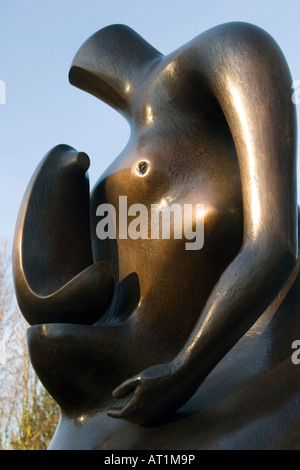 Posto a sedere in blocco per la madre e il bambino 1983-84 di Henry Moore. Foto Stock