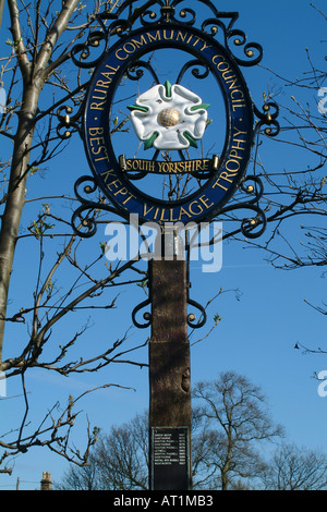 Il South Yorkshire meglio conservati del Trofeo Villaggio Wentworth Rotherham South Yorkshire Foto Stock