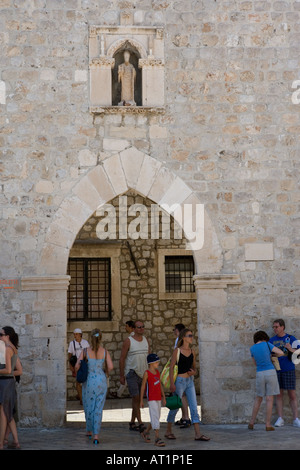 Il cancello PLOCE con la statua di San Biagio incorporato Dubrovnik Croazia Foto Stock