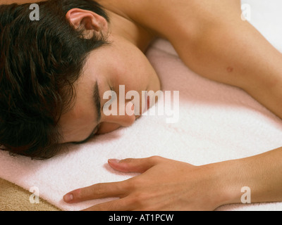 L'uomo avente un pisolino Foto Stock