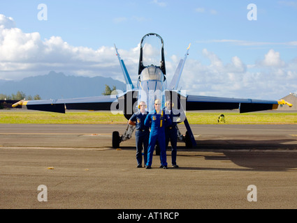 U s Navy Blue Angels Lcdr Craig Olson e l'equipaggio di volo del jet 6 contrapposto da solo Foto Stock