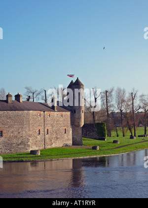 Muro e torre del castello di Enniskillen sul fiume Erne nella contea di Fermanagh, Irlanda del Nord. E 'stato originariamente costruito nel 16 ° secolo. Foto Stock