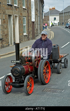 Un appassionato di vapore alla guida del suo modello in scala del motore di trazione attraverso camborne,cornwall, su " Richard Trevithick' giorno. Foto Stock