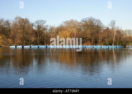 Barche a remi sul lago a serpentina Hyde Park Londra Foto Stock