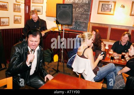 Gareth Jones un Elvis atto di eseguire in un pub come parte dell'annuale Porthcawl festival di Elvis, South Wales, Regno Unito Foto Stock