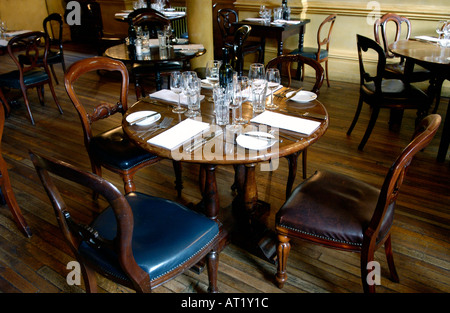 Periodo sala da pranzo prevista per il servizio all'Hotel du Vin Bristol England Regno Unito un restaurato magazzino zucchero risalente all inizio del XVIII secolo Foto Stock