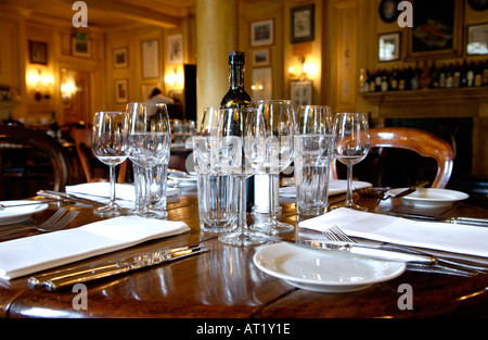 Periodo sala da pranzo prevista per il servizio all'Hotel du Vin Bristol England Regno Unito un restaurato magazzino zucchero risalente all inizio del XVIII secolo Foto Stock