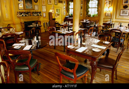 Periodo sala da pranzo prevista per il servizio all'Hotel du Vin Bristol England Regno Unito un restaurato magazzino zucchero risalente all inizio del XVIII secolo Foto Stock