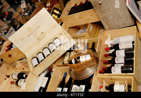 Scatole di legno di costosi rosso vino della cantina dell'Hotel du Vin Bristol England Regno Unito Foto Stock