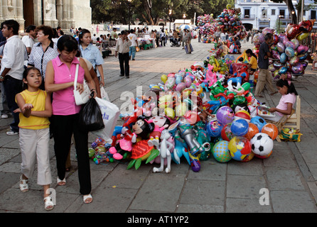 I fornitori di palloncini folla Plaza di fronte alla cattedrale di Oaxaca, Messico Foto Stock