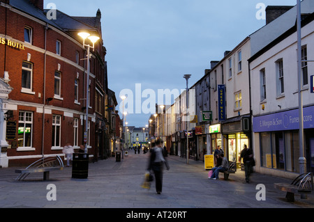 Wyndham Street uno della zona pedonale di strade per lo shopping nella città di Bridgend,Mid Glamorgan,Wales UK. Foto Stock