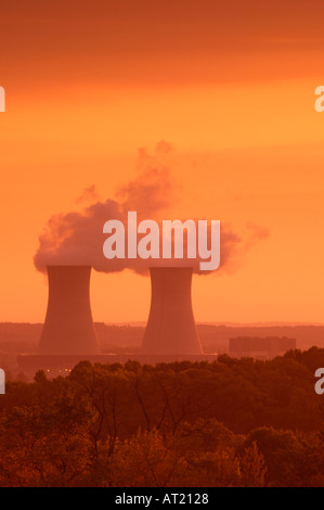 Vista delle torri di raffreddamento da Limerick nucleare stazione di generazione a Limerick Township Montgomery County Pennsylvania Foto Stock