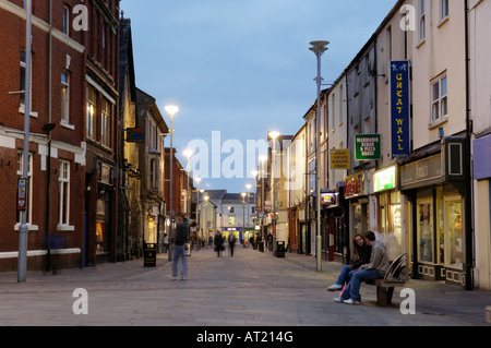 Wyndham Street uno della zona pedonale di strade per lo shopping nella città di Bridgend,Mid Glamorgan,Wales UK. Foto Stock