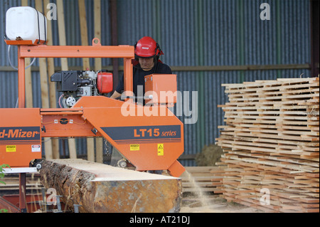 Un registro di essere macinato impiegando un legno Mizer LT15 segheria Foto Stock