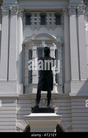Statua di Stamford Raffles di fronte al Victoria Theatre & Concert Hall di Singapore Foto Stock