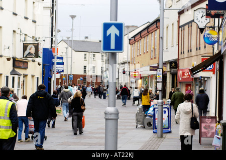 Adaire Street uno dei principali zona pedonale di strade per lo shopping nella città di Bridgend,Mid Glamorgan,Wales UK. Foto Stock