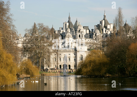 Ammiragliato vecchi edifici Whitehall da St James Park Foto Stock