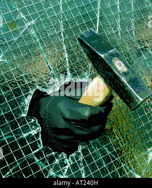 Di rottura e di entrare in una proprietà privata da smashing attraverso il filo metallico applicato vetro utilizzando un martello. Foto Stock
