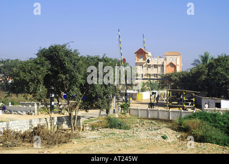 A livello ferroviario in croce karnadaka bangalor India con Autorikshaws attraversando la via appena prima di esso è chiuso Foto Stock