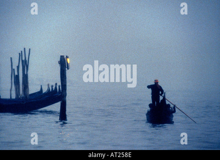 Venezia nebbia inverno gondoliere Gondola nebbia nebbia crepuscolo serale atmosferica sul Canal Grande Venezia Italia Foto Stock