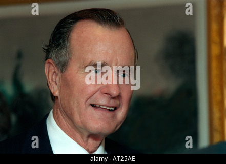 Presidente George HW Bush ex presidente senior degli Stati Uniti, Portrait Smiling Interior USA Foto Stock