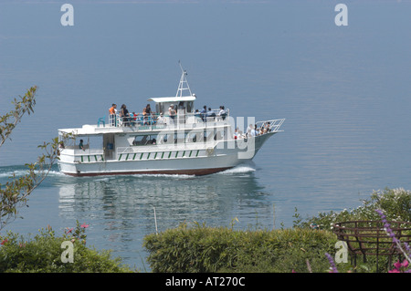 Barca con i turisti sul lago Atitlan Guatemala Foto Stock