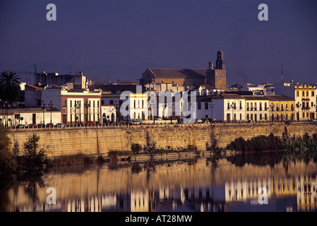 Il fiume Guadalquivir e chiesa di san pedro in serata città di Cordoba Regione di Andalusia Spagna Foto Stock