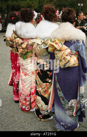 Giappone Kyoto Kansai Seijin no hi la venuta del giorno di età le donne in kimono furisode Foto Stock