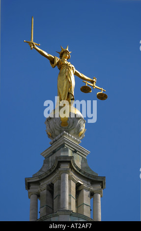 La bilancia della giustizia nello skyline di Londra Foto Stock