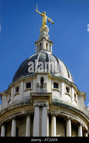 La bilancia della giustizia nello skyline di Londra Foto Stock