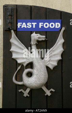 Un ristorante fast food pubblicità crusca di castello nei pressi di Brasov vampire famigerato Dracula in crusca la reale ex residence Queen Foto Stock