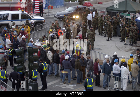 Volontari la linea fino a contribuire a salvare la gente quattro giorni dopo gli attacchi terroristici del 11 settembre a Ground Zero a New York City Foto Stock