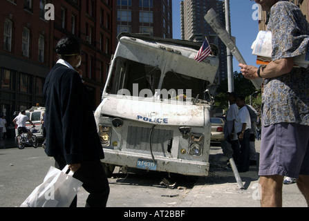 Una polizia danneggiati van vicino a Ground Zero a New York due giorni dopo gli attacchi terroristici Foto Stock