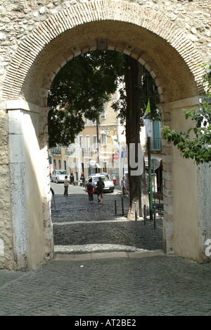 Cancello di ingresso al Castelo de Sao Jorge Quartiere Alfama Lisbona Portogallo Foto Stock