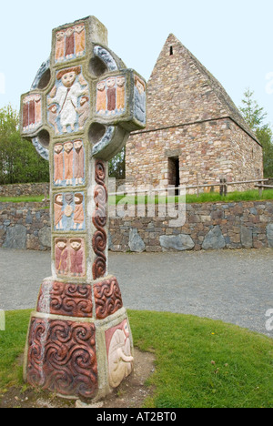 L'Irlanda nella Contea di Wexford Irish National Heritage Park Inizio monastero cristiano elevata Cross replica Foto Stock