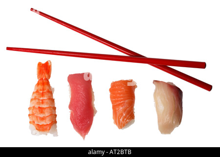 Il nigiri sushi e bastoncini Foto Stock