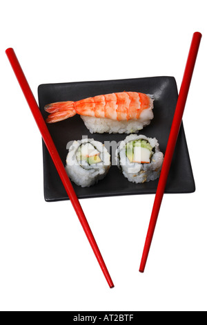 Maki e nigiri sushi sul vassoio con bacchette Foto Stock