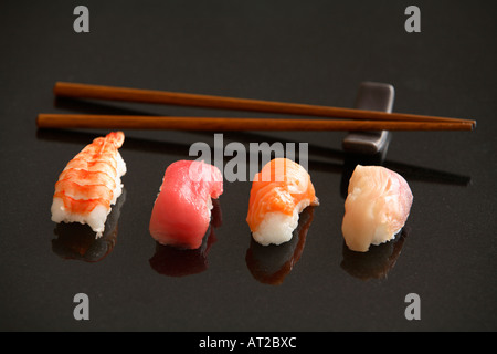Il nigiri sushi e bastoncini Foto Stock