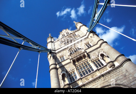 London Tower Bridge con cielo blu e nuvole bianche Londra Inghilterra Regno Unito Regno Unito GB Gran Bretagna Europa UE Foto Stock