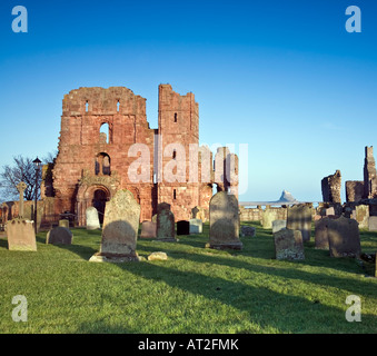 Lindisfarne Priory sull Isola Santa, Northumbria Regno Unito Foto Stock