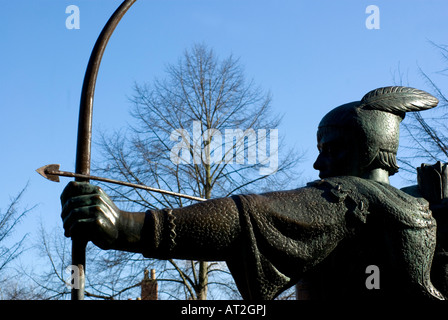 Statua in bronzo di Robin Hood freccia di tiro, Nottingham, Nottinghamshire, Regno Unito Foto Stock