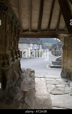 Una vista di Castle Combe dal mercato storico croce nel centro del villaggio Foto Stock