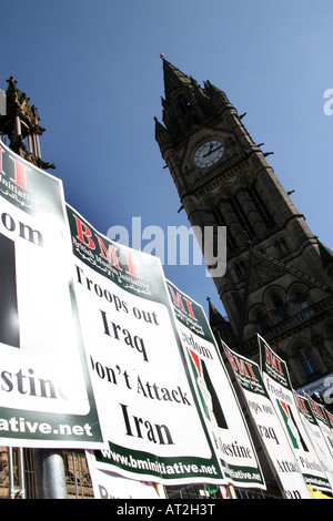 Anti guerra in Iraq manifesti al di fuori del Municipio di Manchester durante il rally. Durante il partito laburista conferenza. Foto Stock