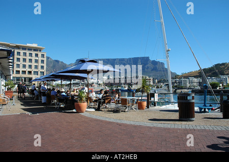 Vista della Table Mountain da Victoria and Alfred Waterfront Città del Capo Sud Africa Foto Stock